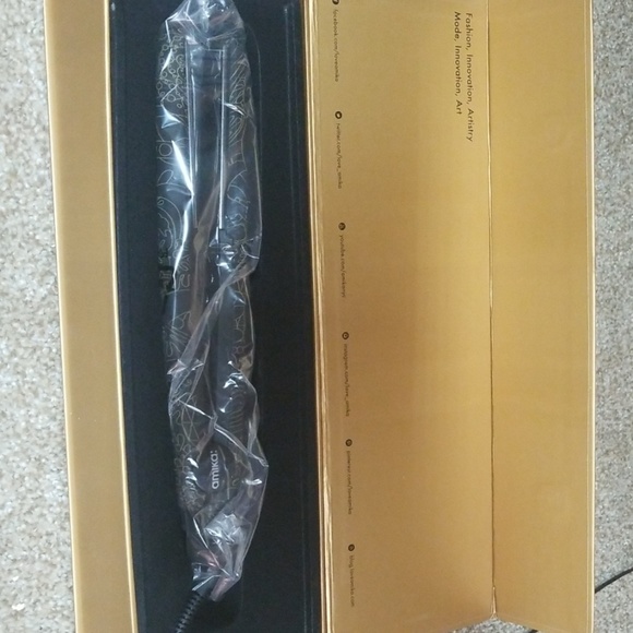 Amika hair straightener